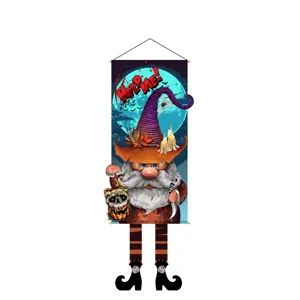 Détail de drapeau suspendu de gnome d'Halloween avec chapeau de sorcière et lanterne.