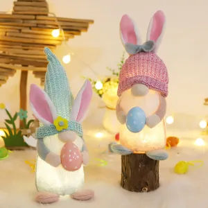 Muñecos de peluche de gnomo iluminados de Pascua con orejas de conejo para decoración festiva.
