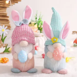 Adorables muñecos de peluche de gnomo de Pascua con orejas de conejo, decoración festiva perfecta.