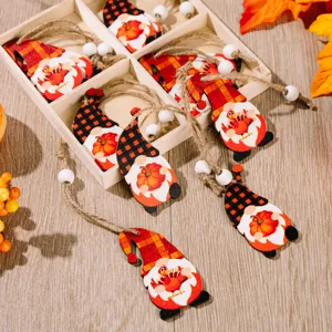 Ensemble d'ornaments suspendus en bois de Thanksgiving dans une boite de decoration fete