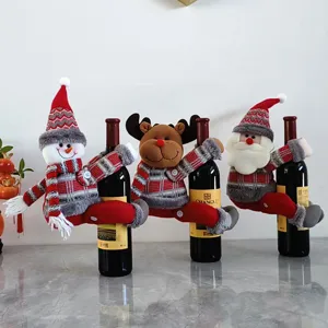 Detail de housse de bouteille de vin de Noel, decors de renne bonhomme de neige en peluche.