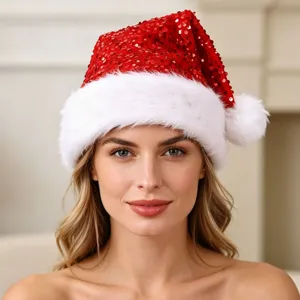 Gros plan detaille dun bonnet de Noel a paillettes rouges avec bordure en peluche blanche.