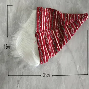 Vue détaillée de la housse de bouteille de vin de Noël en tricot avec bonnet de lutin.