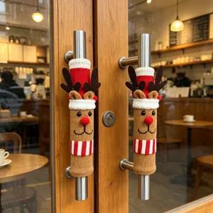 Primo piano di simpatiche coperture per maniglie a renna di Natale su porte in legno.
