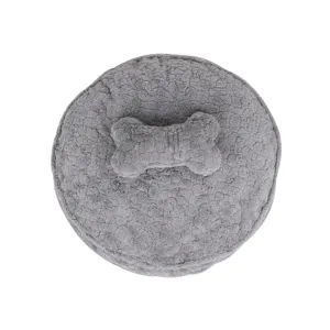 Dettaglio del letto per animali in peluche grigio con morbida texture e grazioso cuscino.