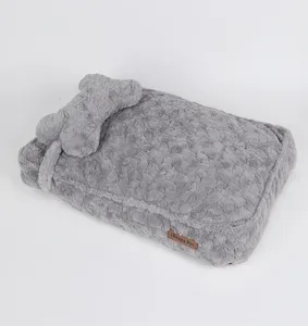 Accogliente lettino per animali in peluche grigio con cuscino, morbido tappetino per cani e gatti.