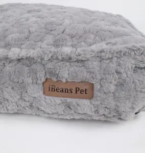Cuscino letto per animali in peluche grigio con morbido velluto e etichetta di marca.