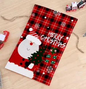 Kerst buffel geruite trekkoord tas met Kerstman patroon, perfect voor vakantie geschenken.