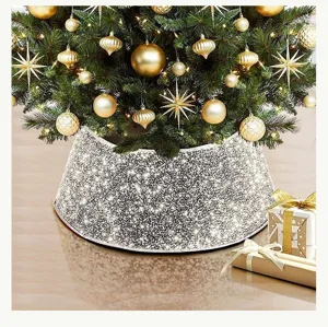 Vue de détail du collier de sapin de Noël à paillettes argentées scintillantes et festives.