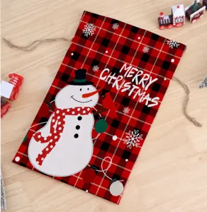 Kerst rood zwart geruite geschenkzak met trekkoord, sneeuwpop patroon snoepzakje detail.