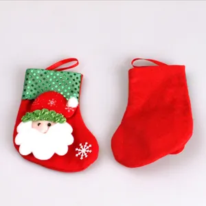 Calcetin de Navidad de fieltro rojo decoracion con cara de Santa Claus y patron de copo.