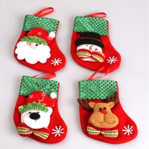 Set de 4 medias de Navidad colgantes bolsas de regalo con bonitos personajes de felpa.