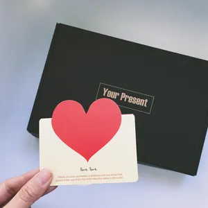 Geschenkbox und Grusskarte Detailansicht, elegante Praesentation fuer Haustier Zubehoer.