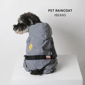 Imperméable pour chien à quatre pattes avec capuche et détails pour petits chiens.