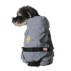 Imperméable pour chien à quatre pattes gris avec capuche et bande réfléchissante.