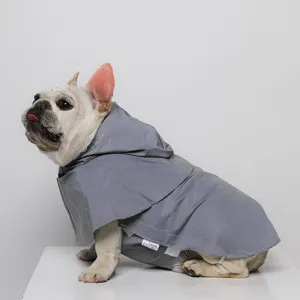 Imperméable réfléchissant gris pour chien, cape étanche à deux pattes pour animaux vue principale.