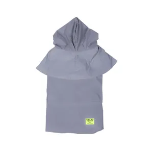 Imperméable gris pour animal avec capuche et design réfléchissant, cape étanche pour les chiens.