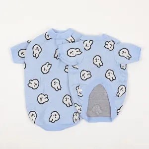 Bonito jersey azul para mascotas perros y gatos con patrón de conejo blanco, cálido.