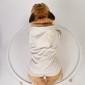 Imperméable pour chien de compagnie avec capuche et cordon réglable pour les promenades.