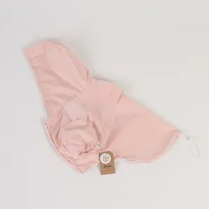 Imperméable rose pour chien avec capuche et design étanche, vue principale du produit.
