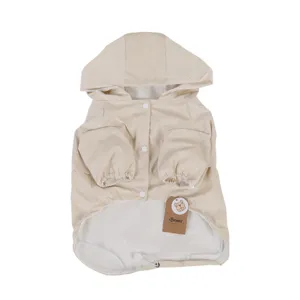 Imperméable beige pour animal de compagnie avec capuche, idéal pour petits chiens en plein air.