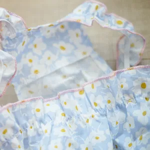 Atmungsaktives Blumen-Haustierkleid mit süßen Rüschen für kleine Hunde im Sommer.