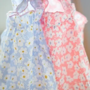 Süßes florales Hunde-Sommerkleid aus atmungsaktiver Baumwolle mit schönen Rüschen für Haustiere.