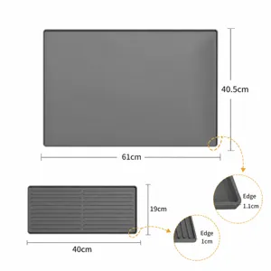 Silicone pet feeding mat size details, showing dimensions 61x40.5cm and 40x19cm clearly.