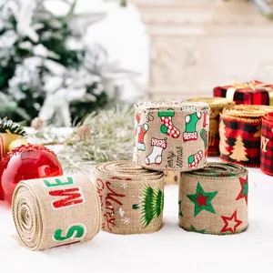 Weihnachts Juteband Rollen mit festlichen Mustern wie Bäumen, Sternen und Strümpfen zum Verpacken.