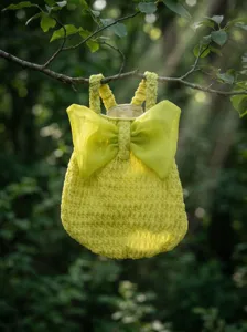 Jolie robe pour chien avec grand nœud vert, vêtement bulle jaune pour animal en été.