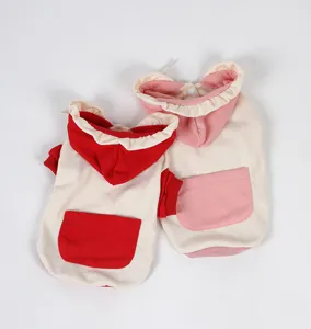 Vista detallada de adorables sudaderas de invierno para mascotas con capuchas y bolsillos.