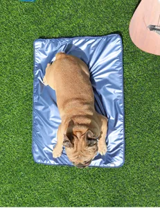Detailansicht der wasserdichten Haustier Kühlmatte für Hunde und Katzen im tollen Outdoorblau.