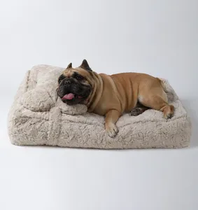 Dettaglio letto per animali in morbido peluche con pelliccia e comodo cuscino.