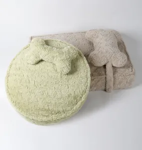 Dettaglio cuccia per animali in morbido peluche effetto velluto con cuscino a osso.