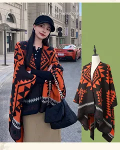 Gedetailleerd overzicht van retro geometrische print imitatie kasjmier cape sjaal.