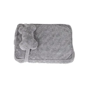 Letto per animali domestici in peluche spesso grigio con giocattolo osso, tappeto morbido.