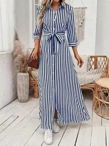Vista detallada del vestido camisero de rayas azules y blancas con cinturón y abertura.