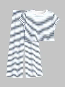Blauwe en witte gestreepte dames loungewear set, casual korte mouw top en wijde broek.