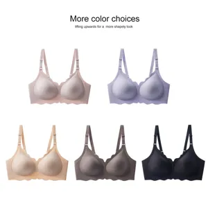 Vista dettagliata del reggiseno push-up senza cuciture con bordi smerlati e spalline.