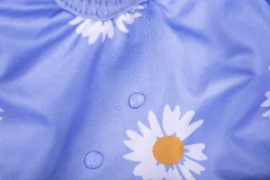 Détail de tissu imperméable à motif de marguerites pour vêtements d'animaux.