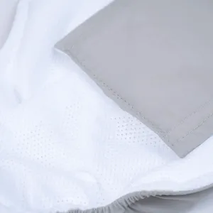 Gedetailleerde close-up van ademende witte mesh stof voor hondenluier en broekje.