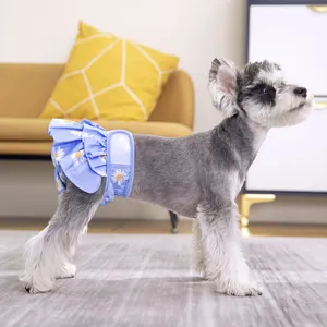 Gros plan détaillé du pantalon sanitaire pour animaux à motif de marguerites et volants mignons.