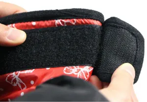 Dettaglio pantaloni sanitari per cani con chiusura in velcro e fodera con stampa a fiocco.