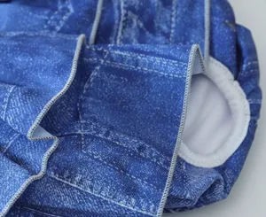 Gedetailleerd overzicht van hondenhygiënebroekjes met denim print en elastisch staartgat.