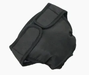 Vista dettagliata di pantaloni fisiologici neri per cani femmina con chiusura in velcro.