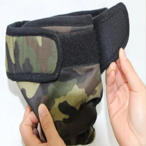 Pantaloni fisiologici mimetici per cani femmina grandi con chiusura in velcro sicura.