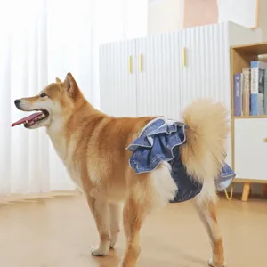 Detailfoto van honden denim fysiologische broek met schattige volants, huisdierhygiëne.