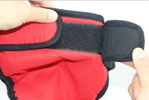 Dettaglio di pantaloni fisiologici per animali con velcro regolabile e design interno rosso nero.