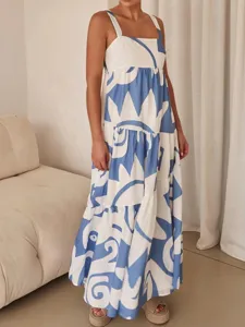 Vue détaillée de la robe longue étagée imprimée en bleu et blanc à larges bretelles.