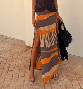 Μάξι boho φούστα με ψηλό σκίσιμο και αφηρημένο σχέδιο, ιδανική για διακοπές στην παραλία.